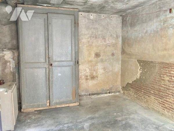 Une maison de bourg avec de nombreuses dépendances.
Au-rez-de-chaussée : entrée, séjour-salon,...