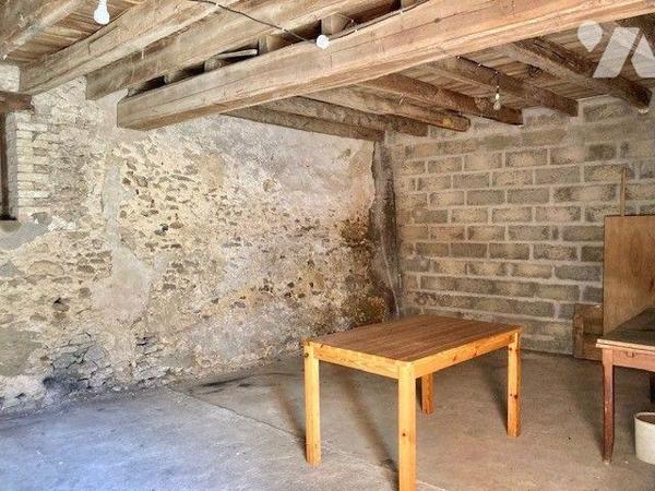 Une maison de bourg avec de nombreuses dépendances.
Au-rez-de-chaussée : entrée, séjour-salon,...