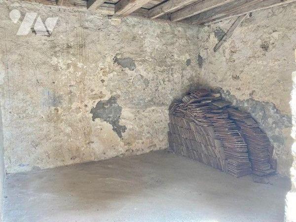 Une maison de bourg avec de nombreuses dépendances.
Au-rez-de-chaussée : entrée, séjour-salon,...