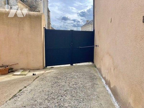 Une maison de bourg avec de nombreuses dépendances.
Au-rez-de-chaussée : entrée, séjour-salon,...