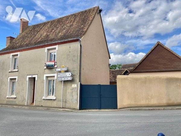 Une maison de bourg avec de nombreuses dépendances.
Au-rez-de-chaussée : entrée, séjour-salon,...