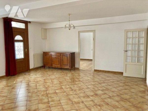 Une maison de bourg avec de nombreuses dépendances.
Au-rez-de-chaussée : entrée, séjour-salon,...