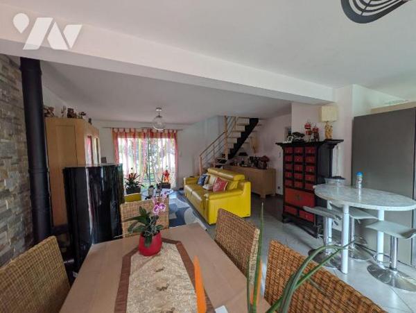 Quimperlé, proche commodités, maison moderne, entretenue avec soin, composée comme suit:
- Rez...