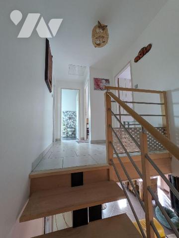 Quimperlé, proche commodités, maison moderne, entretenue avec soin, composée comme suit:
- Rez...