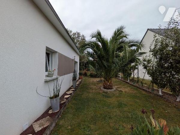 Quimperlé, proche commodités, maison moderne, entretenue avec soin, composée comme suit:
- Rez...