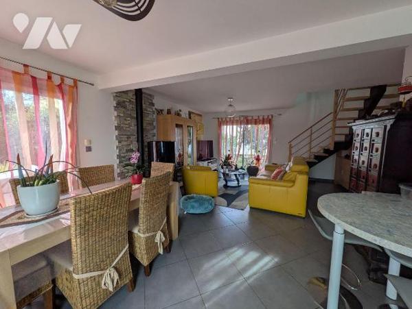 Quimperlé, proche commodités, maison moderne, entretenue avec soin, composée comme suit:
- Rez...