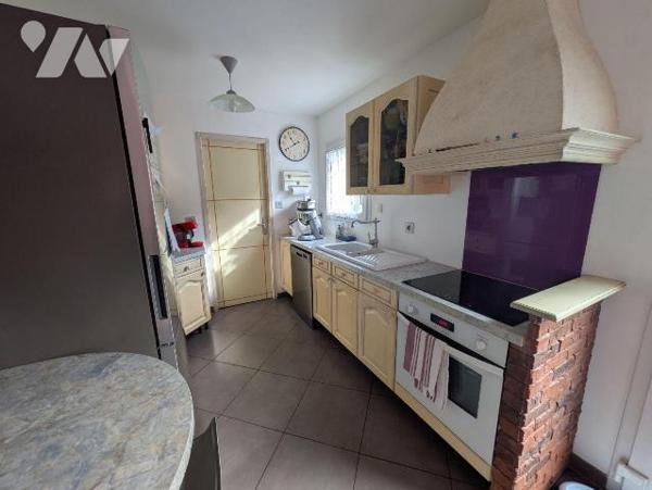 Quimperlé, proche commodités, maison moderne, entretenue avec soin, composée comme suit:
- Rez...