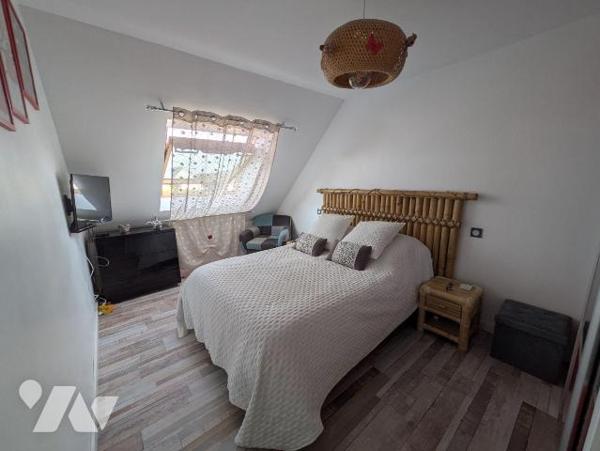 Quimperlé, proche commodités, maison moderne, entretenue avec soin, composée comme suit:
- Rez...