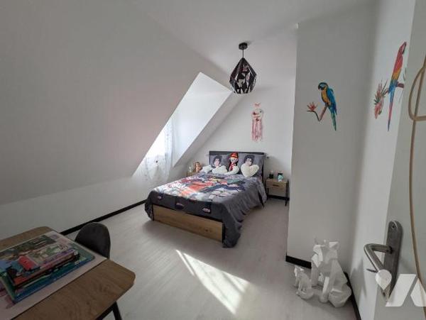 Quimperlé, proche commodités, maison moderne, entretenue avec soin, composée comme suit:
- Rez...