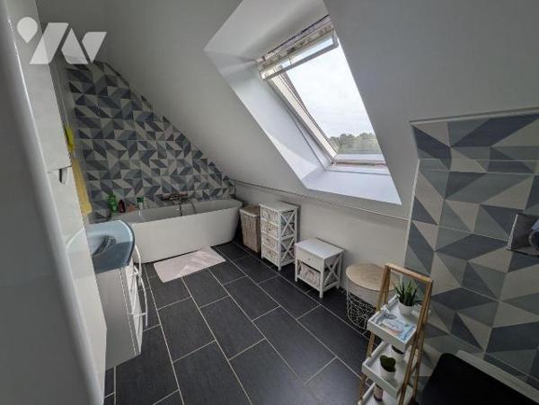 Quimperlé, proche commodités, maison moderne, entretenue avec soin, composée comme suit:
- Rez...