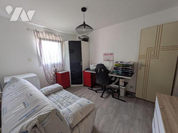 Quimperlé, proche commodités, maison moderne, entretenue avec soin, composée comme suit:
- Rez...