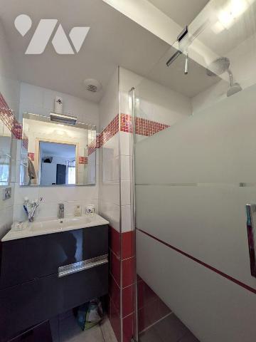 Quimperlé, proche commodités, maison moderne, entretenue avec soin, composée comme suit:
- Rez...