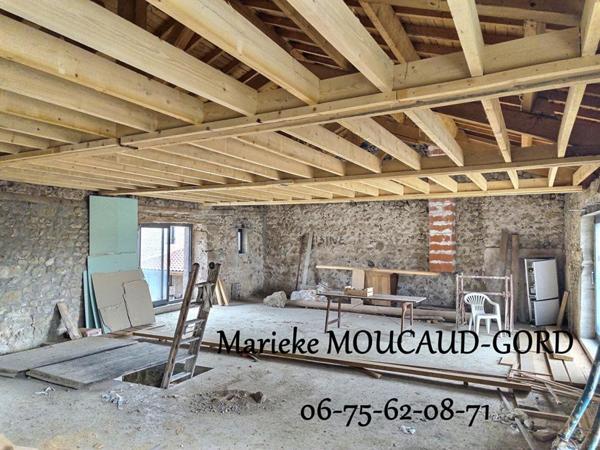 BOISSET 43500 Centre village Maison en pierre 155 m² avec terrain 1000 m²entièrement à aménager