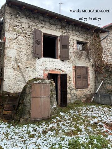 BOISSET 43500 Centre village Maison en pierre 155 m² avec terrain 1000 m²entièrement à aménager