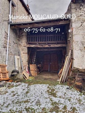 BOISSET 43500 Centre village Maison en pierre 155 m² avec terrain 1000 m²entièrement à aménager