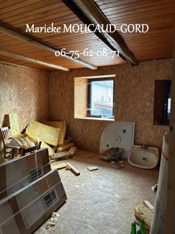 BOISSET 43500 Centre village Maison en pierre 155 m² avec terrain 1000 m²entièrement à aménager