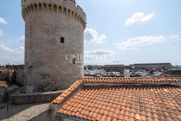 Maison unique, au pied de la Tour de la Lanterne de La Rochelle