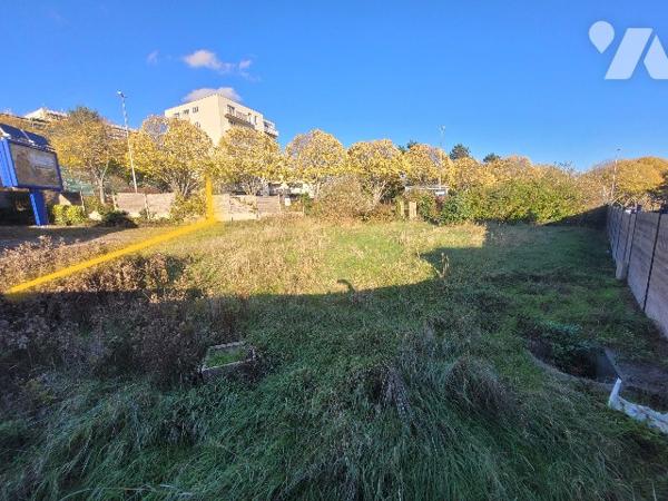 Terrain à bâtir viabilisé, quartier dynamique de CAEN
Non soumis DPE
Honoraires charge acquéreur