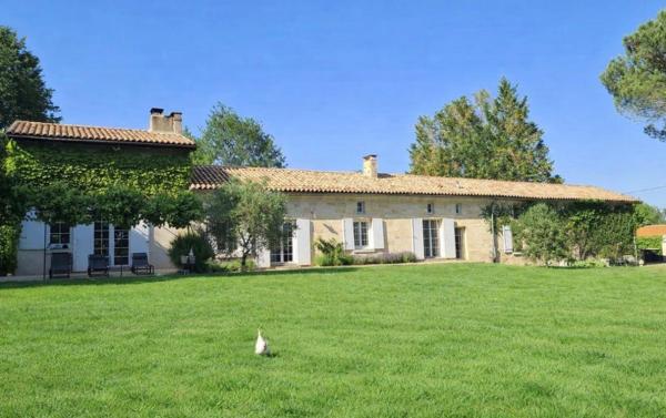 A 18 kms de Saint-André de Cubzac, à Tizac De Lapouyade  - Longère de caractère  alliant charme  de l'ancien et le  confort moderne - 8 pièce(s) 240 m2 - 4 chambres - Grande Piece de vie avec cheminée - Poêle à granules- 4671 m2 de terrain - Piscinable