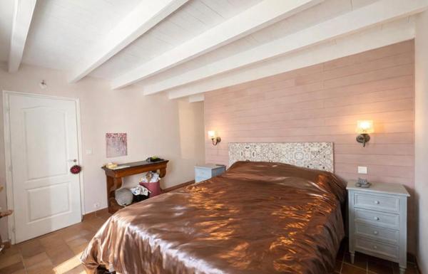 A 18 kms de Saint-André de Cubzac, à Tizac De Lapouyade  - Longère de caractère  alliant charme  de l'ancien et le  confort moderne - 8 pièce(s) 240 m2 - 4 chambres - Grande Piece de vie avec cheminée - Poêle à granules- 4671 m2 de terrain - Piscinable