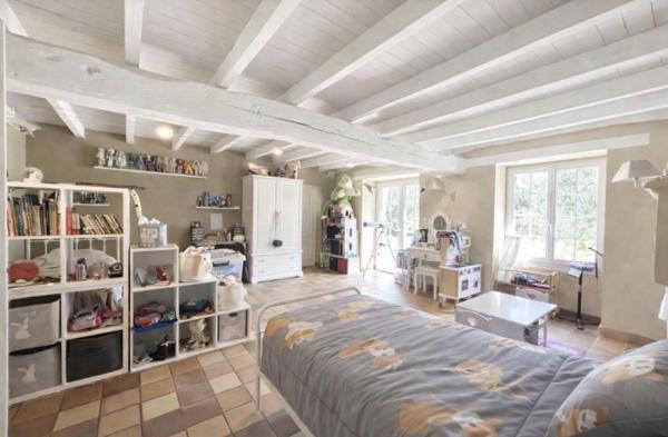 A 18 kms de Saint-André de Cubzac, à Tizac De Lapouyade  - Longère de caractère  alliant charme  de l'ancien et le  confort moderne - 8 pièce(s) 240 m2 - 4 chambres - Grande Piece de vie avec cheminée - Poêle à granules- 4671 m2 de terrain - Piscinable