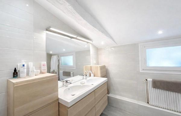 A 18 kms de Saint-André de Cubzac, à Tizac De Lapouyade  - Longère de caractère  alliant charme  de l'ancien et le  confort moderne - 8 pièce(s) 240 m2 - 4 chambres - Grande Piece de vie avec cheminée - Poêle à granules- 4671 m2 de terrain - Piscinable