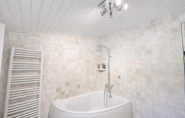 A 18 kms de Saint-André de Cubzac, à Tizac De Lapouyade  - Longère de caractère  alliant charme  de l'ancien et le  confort moderne - 8 pièce(s) 240 m2 - 4 chambres - Grande Piece de vie avec cheminée - Poêle à granules- 4671 m2 de terrain - Piscinable