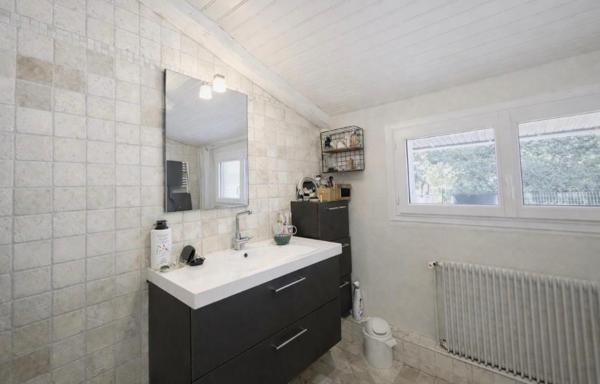 A 18 kms de Saint-André de Cubzac, à Tizac De Lapouyade  - Longère de caractère  alliant charme  de l'ancien et le  confort moderne - 8 pièce(s) 240 m2 - 4 chambres - Grande Piece de vie avec cheminée - Poêle à granules- 4671 m2 de terrain - Piscinable