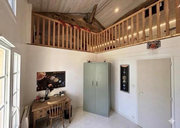 A 18 kms de Saint-André de Cubzac, à Tizac De Lapouyade  - Longère de caractère  alliant charme  de l'ancien et le  confort moderne - 8 pièce(s) 240 m2 - 4 chambres - Grande Piece de vie avec cheminée - Poêle à granules- 4671 m2 de terrain - Piscinable