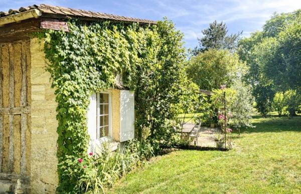 A 18 kms de Saint-André de Cubzac, à Tizac De Lapouyade  - Longère de caractère  alliant charme  de l'ancien et le  confort moderne - 8 pièce(s) 240 m2 - 4 chambres - Grande Piece de vie avec cheminée - Poêle à granules- 4671 m2 de terrain - Piscinable