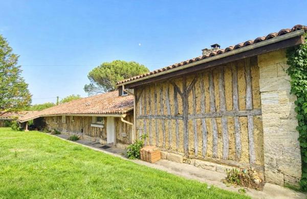 A 18 kms de Saint-André de Cubzac, à Tizac De Lapouyade  - Longère de caractère  alliant charme  de l'ancien et le  confort moderne - 8 pièce(s) 240 m2 - 4 chambres - Grande Piece de vie avec cheminée - Poêle à granules- 4671 m2 de terrain - Piscinable