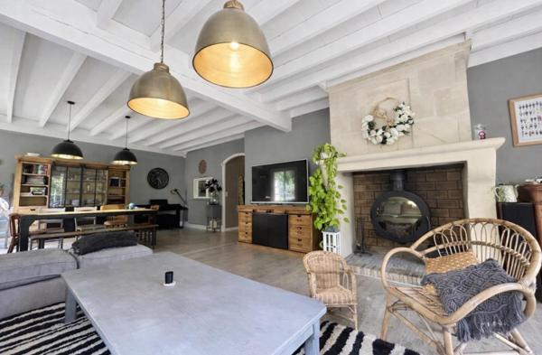 A 18 kms de Saint-André de Cubzac, à Tizac De Lapouyade  - Longère de caractère  alliant charme  de l'ancien et le  confort moderne - 8 pièce(s) 240 m2 - 4 chambres - Grande Piece de vie avec cheminée - Poêle à granules- 4671 m2 de terrain - Piscinable