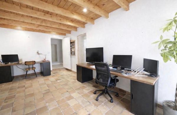 A 18 kms de Saint-André de Cubzac, à Tizac De Lapouyade  - Longère de caractère  alliant charme  de l'ancien et le  confort moderne - 8 pièce(s) 240 m2 - 4 chambres - Grande Piece de vie avec cheminée - Poêle à granules- 4671 m2 de terrain - Piscinable