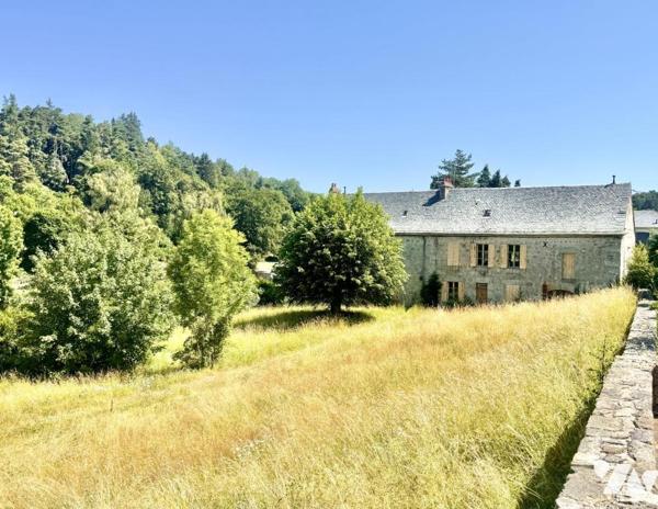 PROPRIÉTÉ D’EXCEPTION À RÉNOVER - CORPS DE FERME EN PIERRE AU CŒUR DE L'AUBRAC (48310 FOURNELS)