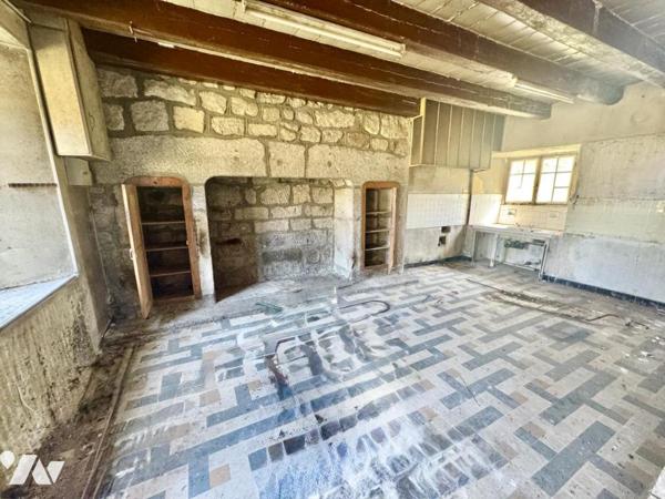 PROPRIÉTÉ D’EXCEPTION À RÉNOVER - CORPS DE FERME EN PIERRE AU CŒUR DE L'AUBRAC (48310 FOURNELS)