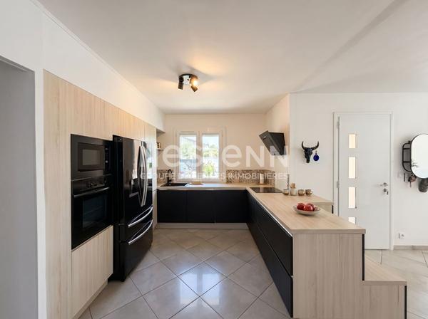 Maison T4 d'environ 115m² avec garage, jardin et piscine dans un lotissement sécurisé