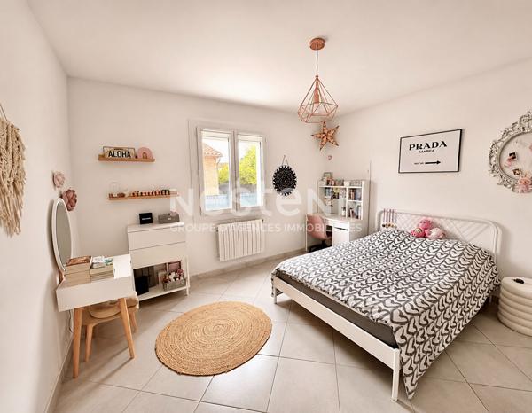 Maison T4 d'environ 115m² avec garage, jardin et piscine dans un lotissement sécurisé