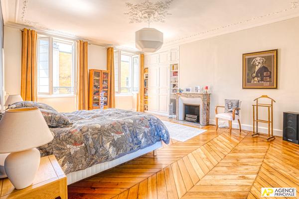 "Versailles Saint-Louis" Maison familiale d'exception de 7 pièces de 235 m² au sol avec jardin de 350 m² ! Loyer 5 900 €/mois **  - Référence  28344