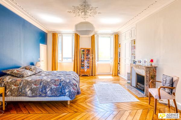 "Versailles Saint-Louis" Maison familiale d'exception de 7 pièces de 235 m² au sol avec jardin de 350 m² ! Loyer 5 900 €/mois **  - Référence  28344