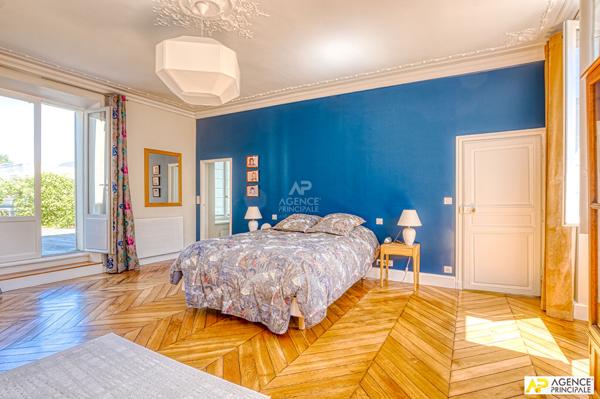 "Versailles Saint-Louis" Maison familiale d'exception de 7 pièces de 235 m² au sol avec jardin de 350 m² ! Loyer 5 900 €/mois **  - Référence  28344