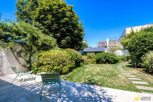 "Versailles Saint-Louis" Maison familiale d'exception de 7 pièces de 235 m² au sol avec jardin de 350 m² ! Loyer 5 900 €/mois **  - Référence  28344