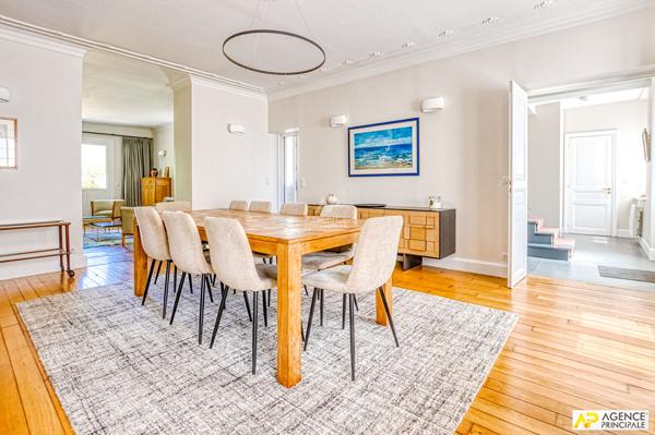 "Versailles Saint-Louis" Maison familiale d'exception de 7 pièces de 235 m² au sol avec jardin de 350 m² ! Loyer 5 900 €/mois **  - Référence  28344