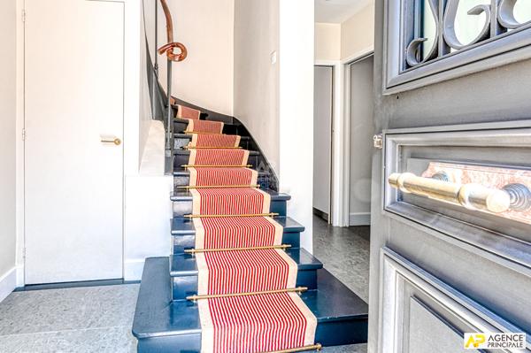 "Versailles Saint-Louis" Maison familiale d'exception de 7 pièces de 235 m² au sol avec jardin de 350 m² ! Loyer 5 900 €/mois **  - Référence  28344