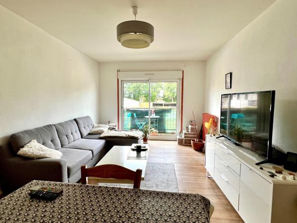 Appartement T3 d'environ 70 m2 avec garage, cave et place de parking.