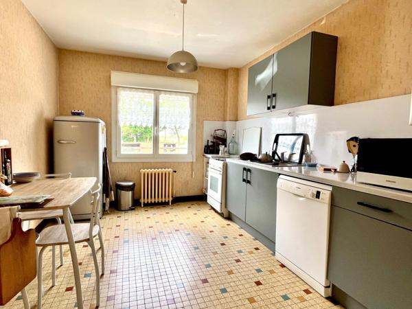 Appartement T3 d'environ 70 m2 avec garage, cave et place de parking.