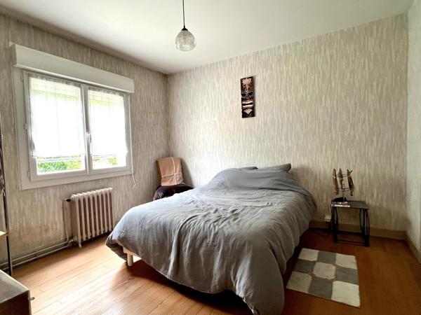 Appartement T3 d'environ 70 m2 avec garage, cave et place de parking.