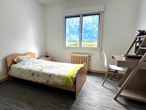 Appartement T3 d'environ 70 m2 avec garage, cave et place de parking.