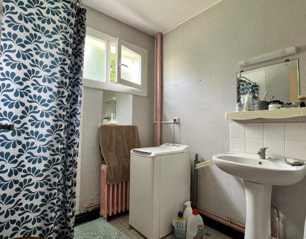 Appartement T3 d'environ 70 m2 avec garage, cave et place de parking.