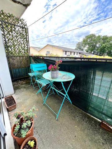 Appartement T3 d'environ 70 m2 avec garage, cave et place de parking.