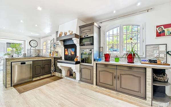 Maison à vendre    5 pièces • 195 m2 Saint-Raphaël